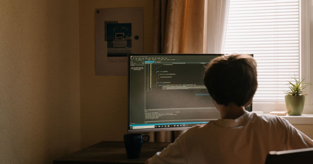 Persona programando en un ordenador de sobremesa