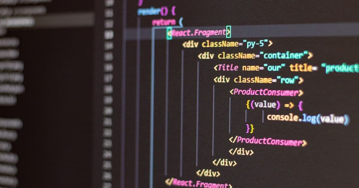 Código de configuración en la pantalla de un ordenador